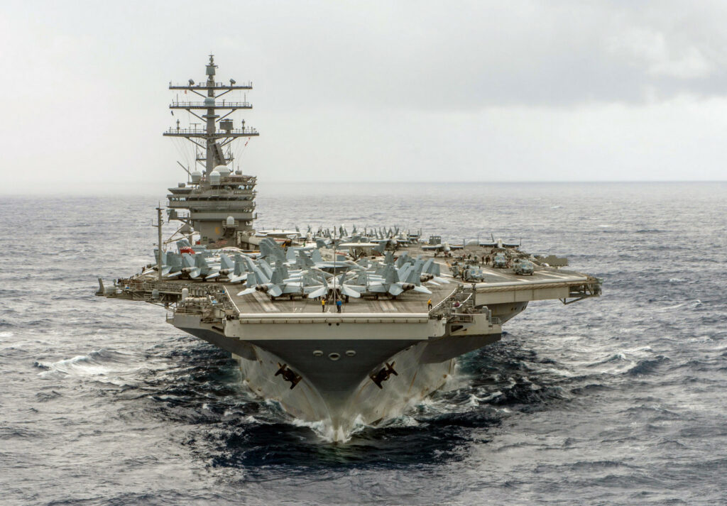 Guerra all'Iran: spinte belliche e apparati frenanti, la portaerei Abraham Lincon