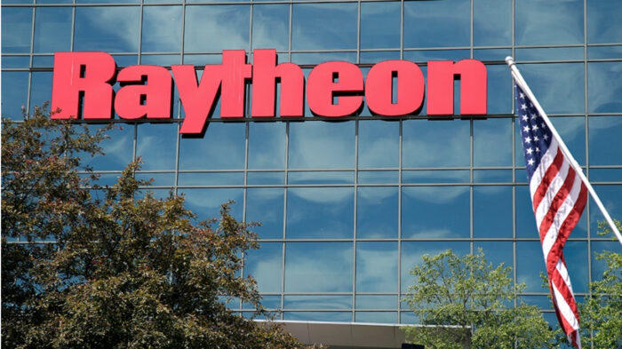 il logo Raytheon su un edificio. Ucraina: il momento cruciale e i soldi alla Raytheon