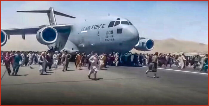 Uno degli ultimi aerei cargo USA in partenza da Kabul inseguito dalla folla che voleva salire. L'Ucraina e i parallelismi con le due guerre afghane
