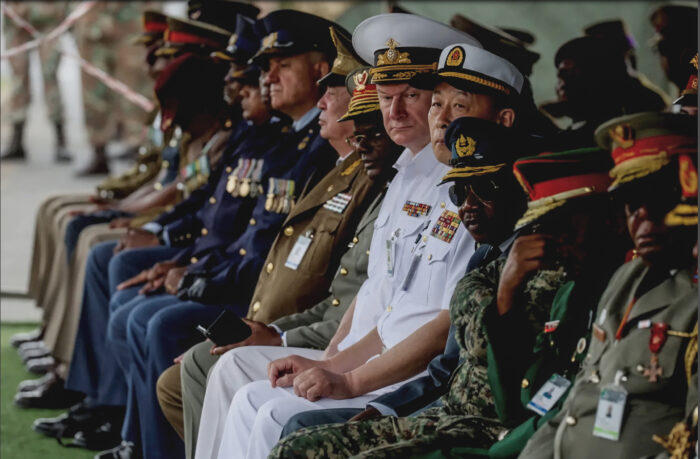 Ufficiali cinesi, russi e sudafricani durante esercitazioni navali a Richards Bay, Sudafrica, febbraio 2023. Foreign Affairs: la Cina non vuole rovesciare l'ordine internazionale