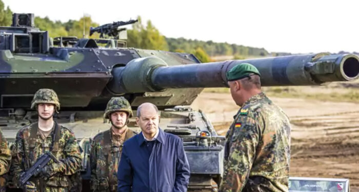 Il cancelliere tedesco Olaf Scholz davanti ad un Leopard 2. I panzer tedeschi affronteranno ancora una volta quelli russi