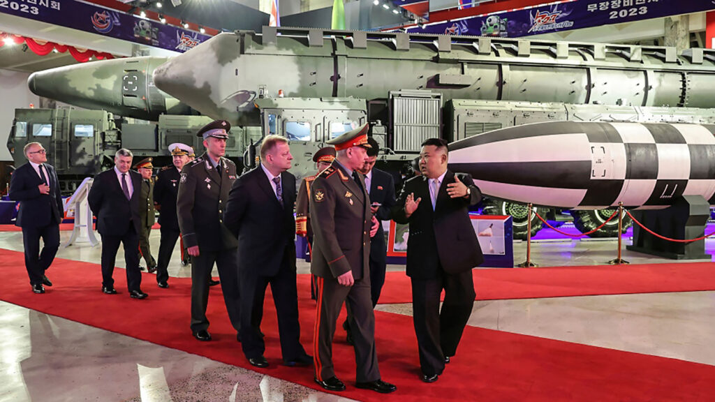 Shoigu con Kim durante una visita ad una fiera militare