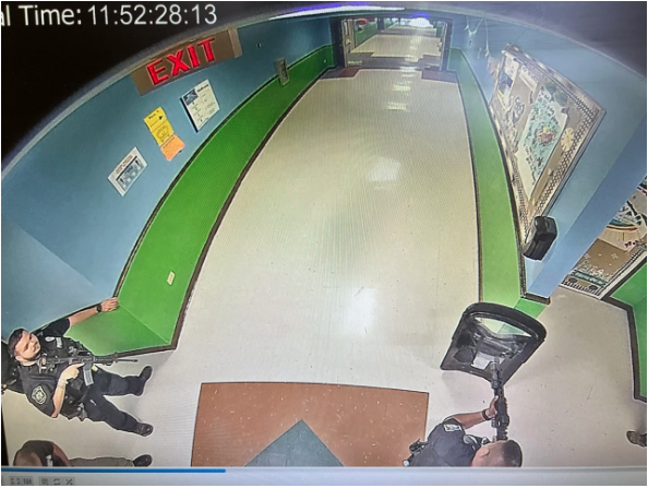 Una telecamera HALO alla Robb Elementary School di Uvalde mostra che gli ufficiali erano presenti in un corridoio della scuola con fucili e almeno un balistico scudo alle 11:52