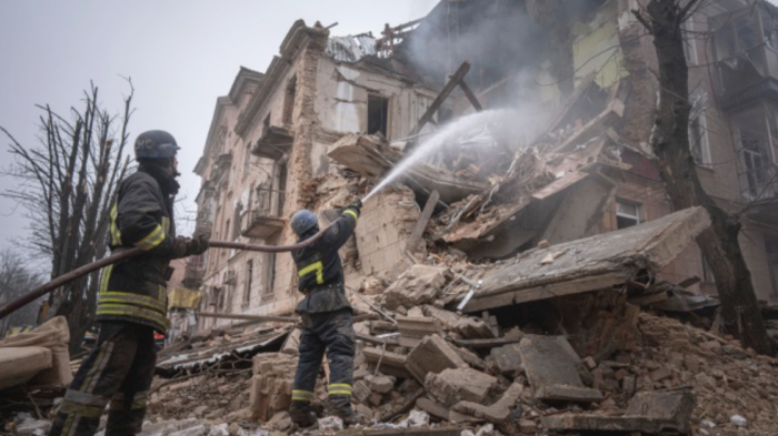 Pompieri al lavoro selle rovine di una casa bombardata. Zelensky e Biden: il viaggio negli USA ha evidenziato distanze