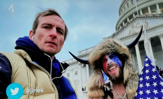 Michiel Vos, genero di Nancy Pelosi, in "compagnia" dello sciamano Jack Angeli prima dell'"Assalto" a Capitol Hill