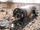 Una bomba a grappolo M483 fabbricata negli Stati Uniti viene vista con sottomunizioni non esplose in una località sconosciuta nel Sahara occidentale.