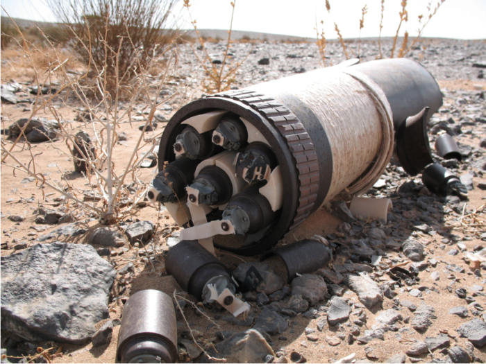 Una bomba a grappolo M483 fabbricata negli Stati Uniti viene vista con sottomunizioni non esplose in una località sconosciuta nel Sahara occidentale. Ancora pressioni per inviare bombe a grappolo a Kiev