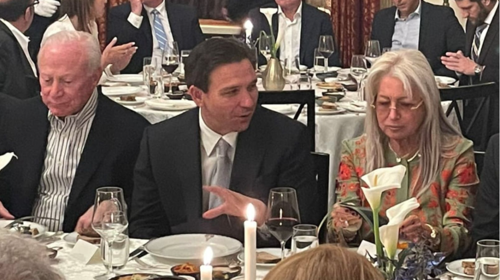 Ron DeSantis siede accanto a Miriam Adelson a una cena a Gerusalemme