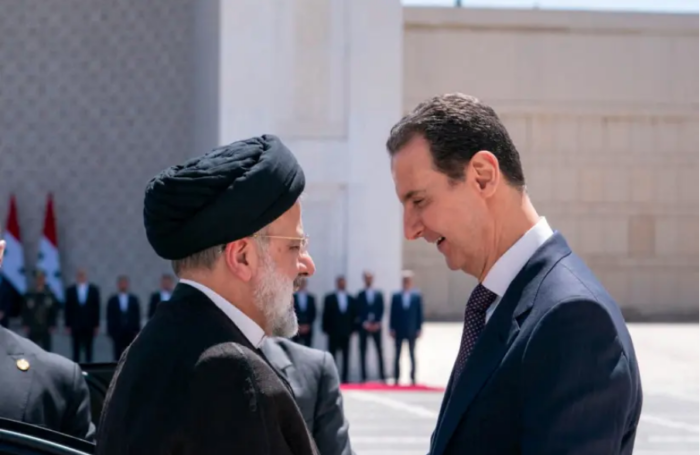 Il presidente siriano Bashar al-Assad accoglie il presidente iraniano Ebrahim Raisi a Damasco, in Siria, il 3 maggio 2023.