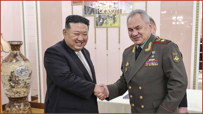 Stretta di mano tra Kim e Shoigu