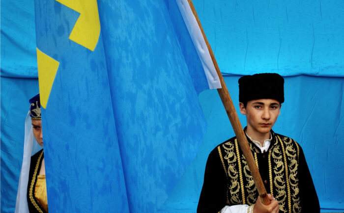 Un ragazzo tataro con bandiera ucraina (The Atlantic)