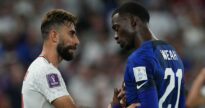 Timothy Weah a colloqui con un giocatore dell'IRAN