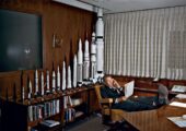 Von Braun nel suo ufficio alla Nasa. Dietro di lui i modelli dei missili da lui progettati dalle Vi e V2 all'Apollo 11