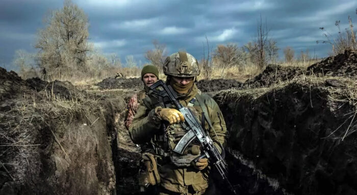 Soldati in trincea. Foreign Affairs: la guerra ucraina deve finire entro l'anno