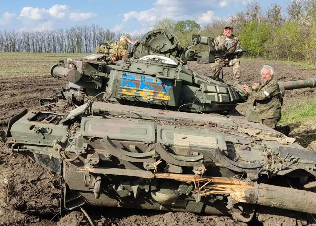 Militari ucraini accanto ad un mezzo danneggiato
