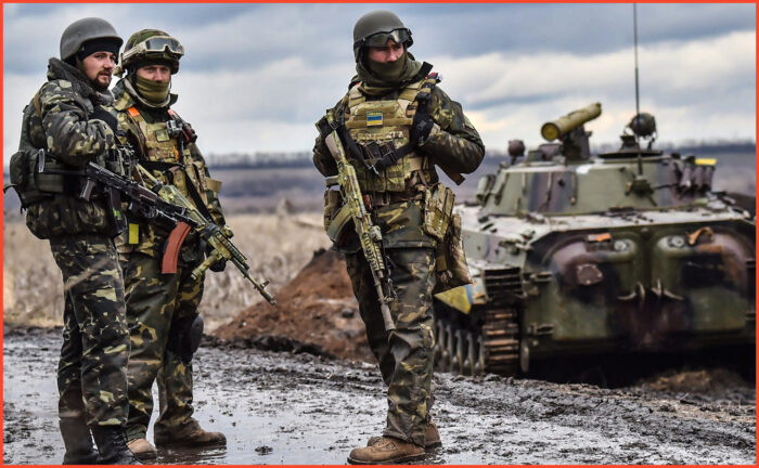 La distorsione della realtà nel racconto della guerra ucraina. Nella foto militari al fonte vicini ad mezzo blindato