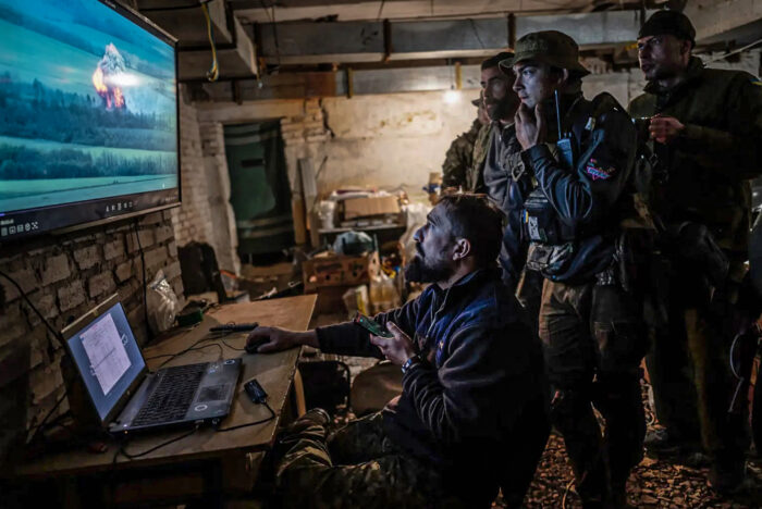 Soldati ucraini si addestrano all'uso di droni. New York Times: l'Ucraina, un banco di prova perfetto per le armi...
