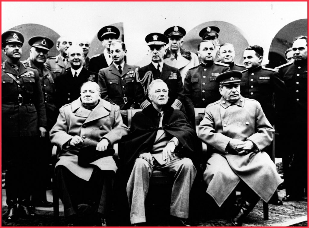 Una foto d'archivio del febbraio 1945 che ritrae, seduti da sinistra, Winston Churchill, Franklin D. Roosevelt e Iosif Stalin insieme ai loro consiglieri a Jalta, in Crimea, dove gli Alleati decisero il futuro dell'Europa nel secondo dopoguerra.