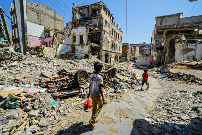 Bambini tra le rovine di una città yemenita . Ucraina - Yemen: i tragici parallelismi delle due guerre