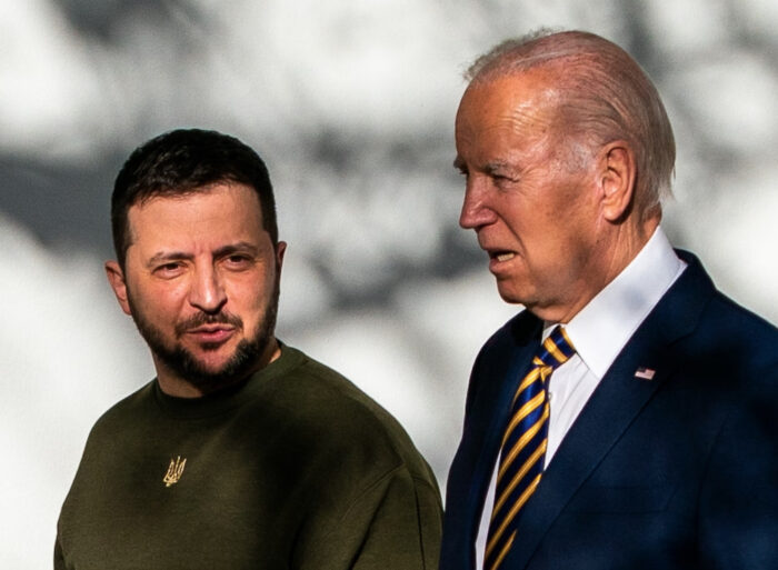 Zelensky con biden. L'amministrazione Usa sta cercando di convincere Kiev a mollare