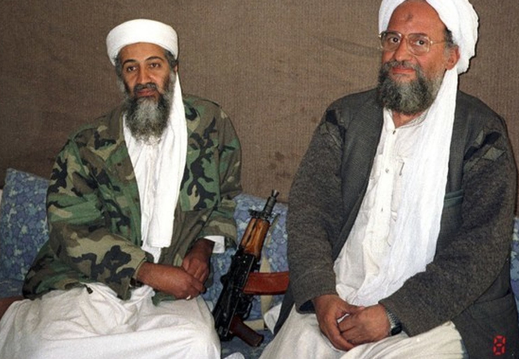 Al-Zawahiri in una vecchia foto insieme a Osama Bin Laden