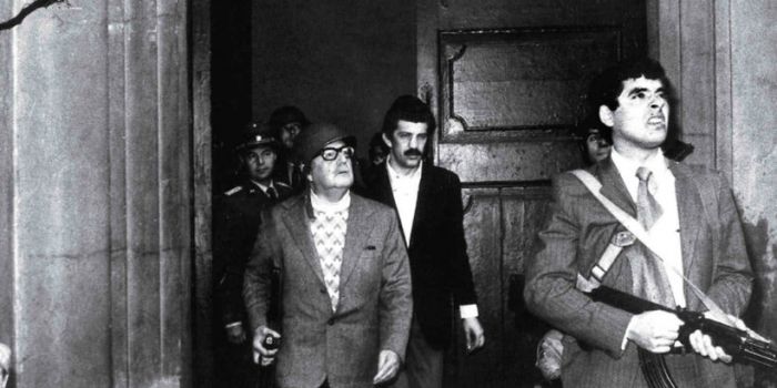 11 settembre 1973 - Salvador Alliende esce dal palazzo presidenziale di Santiago del Cile preso di mira dall'aviazione golpista di Augusto Pinochet. 