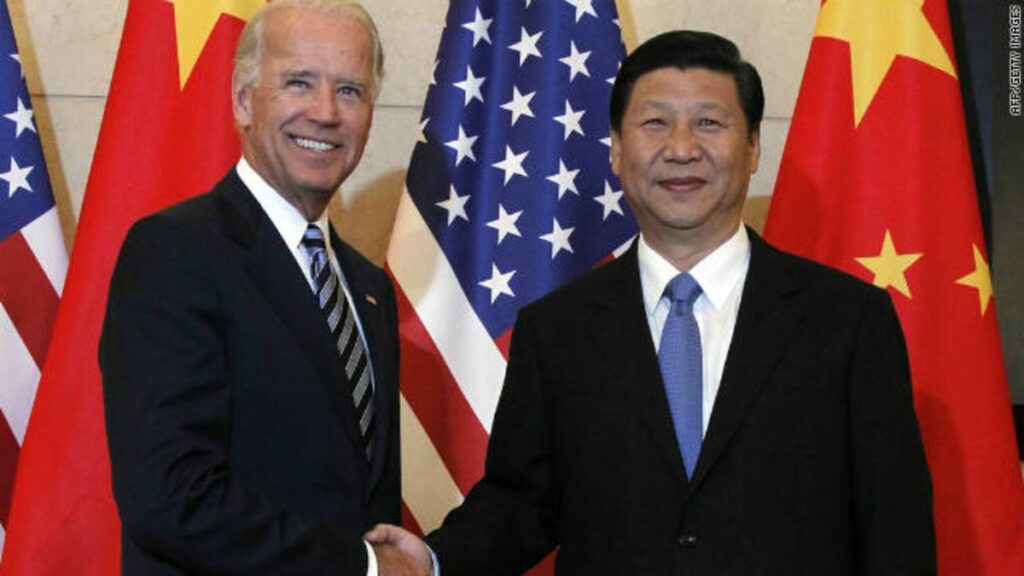 stretta di mano tra Biden e Xi Jinping, foto d'archivio