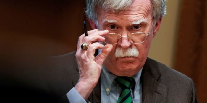 Bolton bombarda Pyongyang e Trump