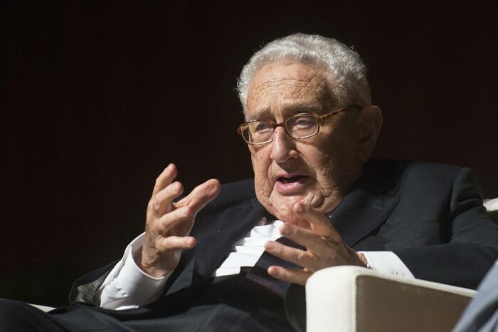 Kissinger: è necessario parlare con Assad