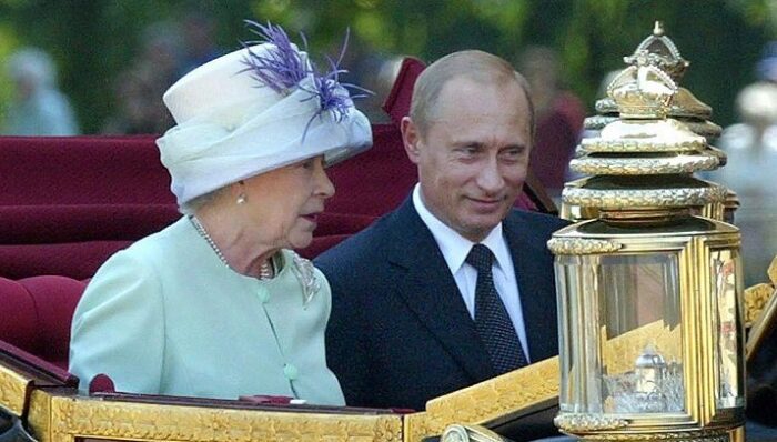 La Regina Elisabetta con Vladimir Putin. Mieli e il telegramma di Putin per la morte della Regina