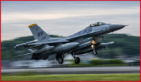 f-16 al decollo