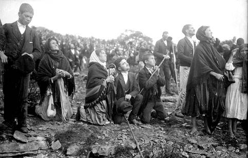 Fatima, 13 ottobre 1917: fedeli inginocchiati durante il "miracolo del sole"
