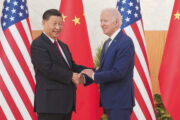 La stretta di mano sorridete tra Xi Jinping e Biden al G20 in Indonesia