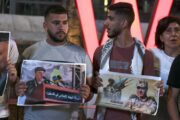 Manifestanti palestinesi espongono foto di Taysir Al Jabari