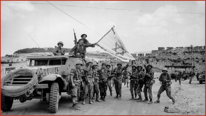 Soldati israeliani festeggiano la vittoria nella guerra dei sei giorni. La Guerra dei Sei Giorni e il messianismo israeliano