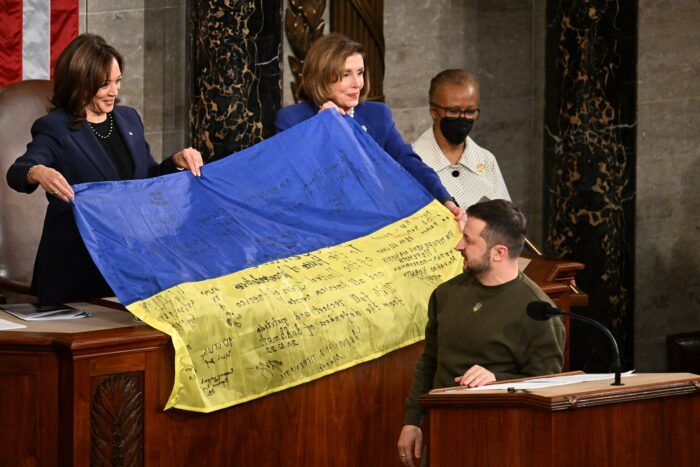 Kamala Harris, Nancy Pelosi con Zelensky al congresso USA. La visita di Zelensky negli USA e il niet di Biden