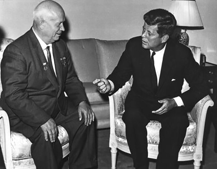 Kennedy e Nikita Krusciov a colloquio. Il New York Times. Ucraina: urge una gestione della crisi