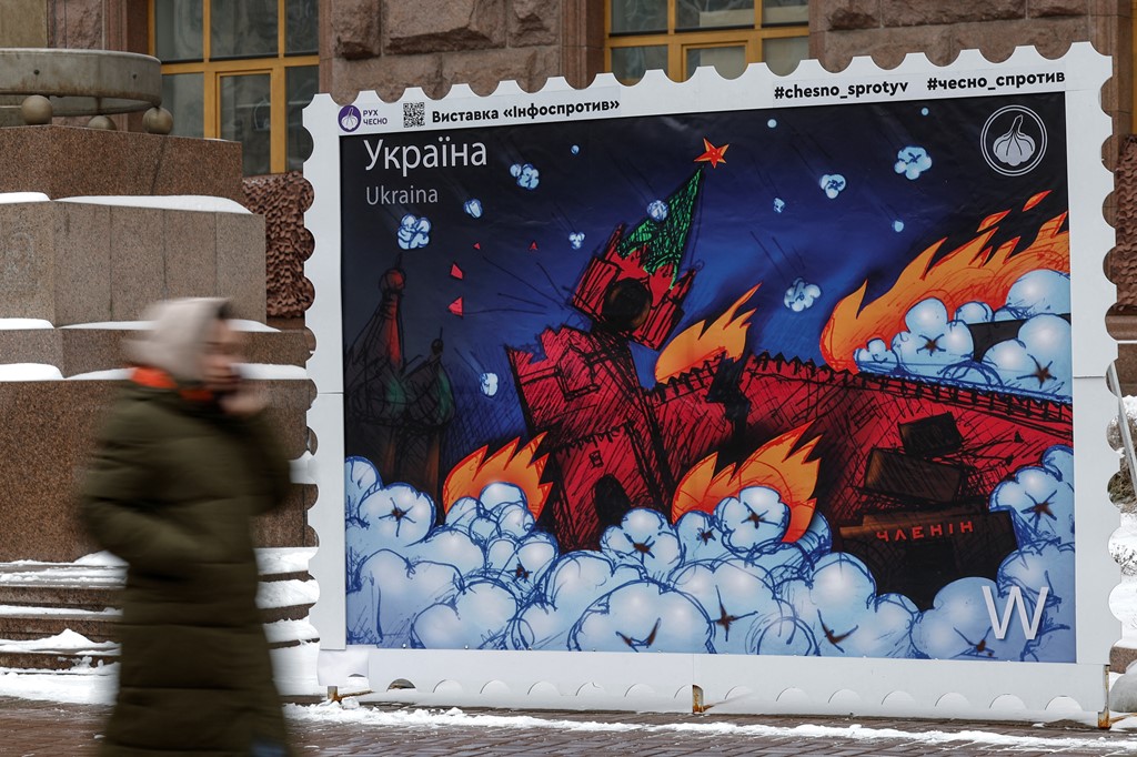Installazione a Kiev che rappresenta la distruzione del Cremlino