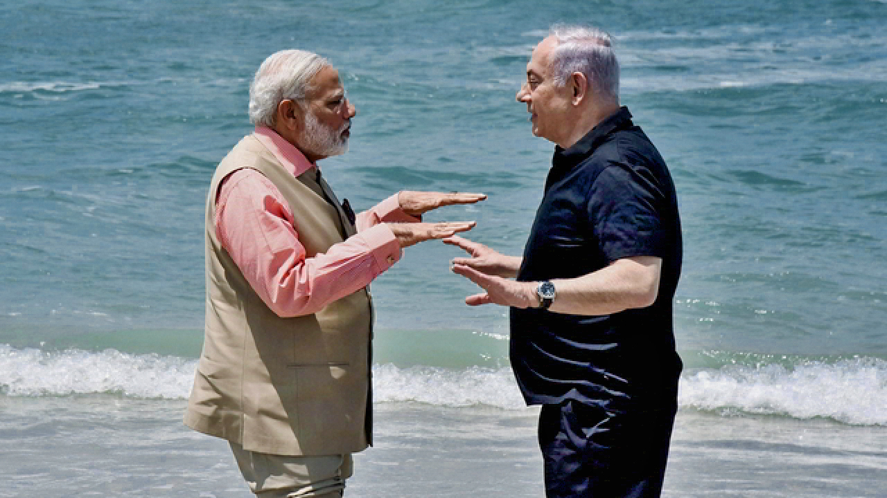 Narendra-Modi-Benjamin-Netanyahu-ON-THE-BEACH