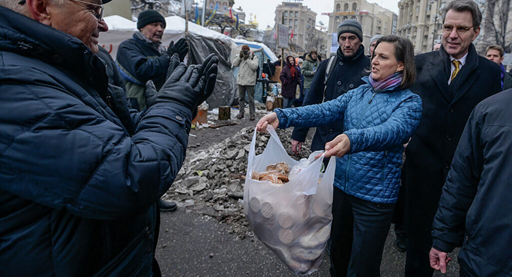 Victoria Nuland distribuisce viveri in Piazza Maidan a Kiev