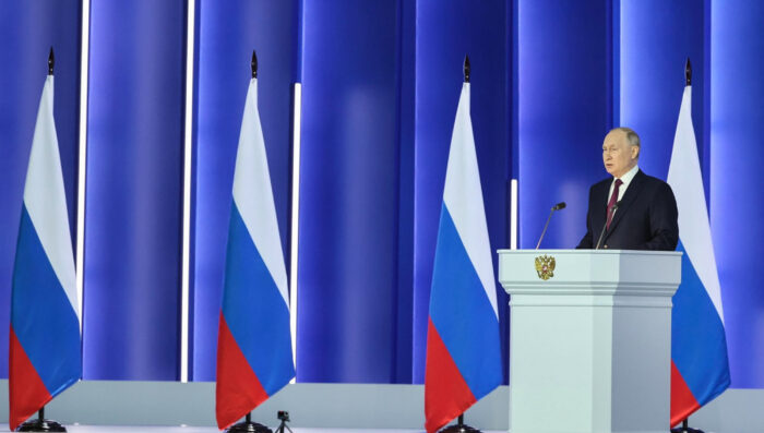 Putin durante un discorso pubblico. Washington Post: come può finire la guerra ucraina