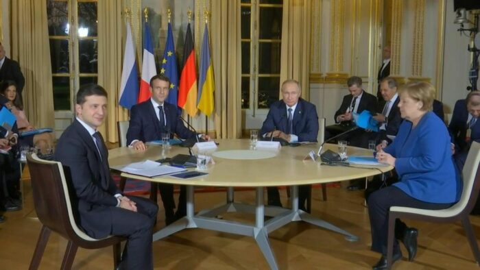 L'incontro tra Putin e Zelensky nel dicembre 2019, con Macron e Angela Merkel. Putin: quando l'Occidente ordinò a Zelensky di non trattare