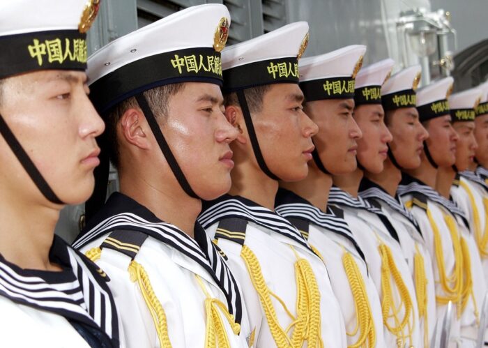 Marinai cinesi in parata. La Pelosi parte per l'Asia. Possibile la tappa a Taiwan