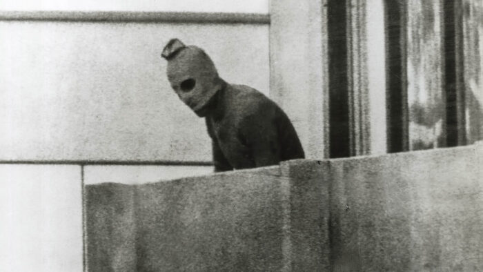 Celebre foto del terrorista di Settembre Nero affacciato al balcone durante le trattative per la liberazione degli ostaggi. I 50anni dalla strage dell'olimpiade di Monaco