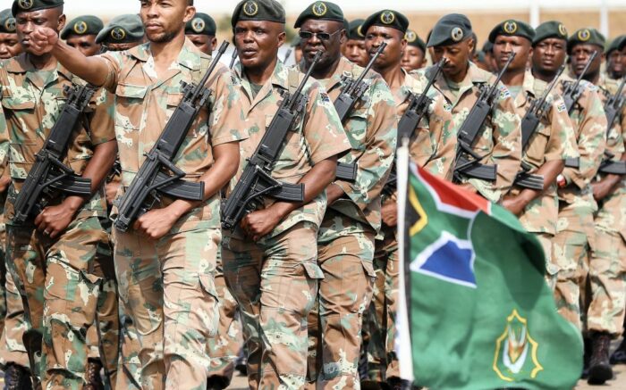 Reparto militare sudafricano. Allarme: il Sudafrica invia armi alla Russia!