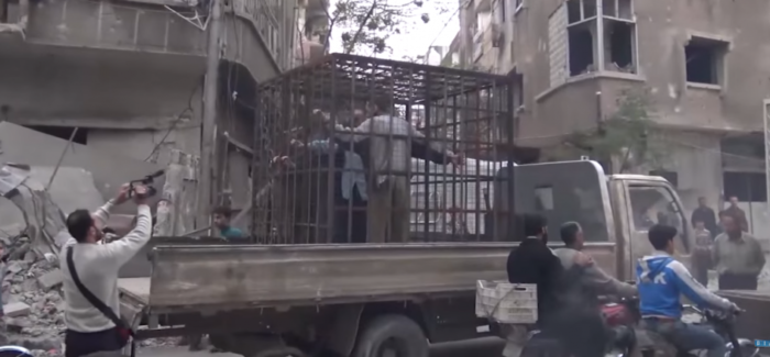 Ghouta Est: quando i ribelli mettevano i civili in gabbie