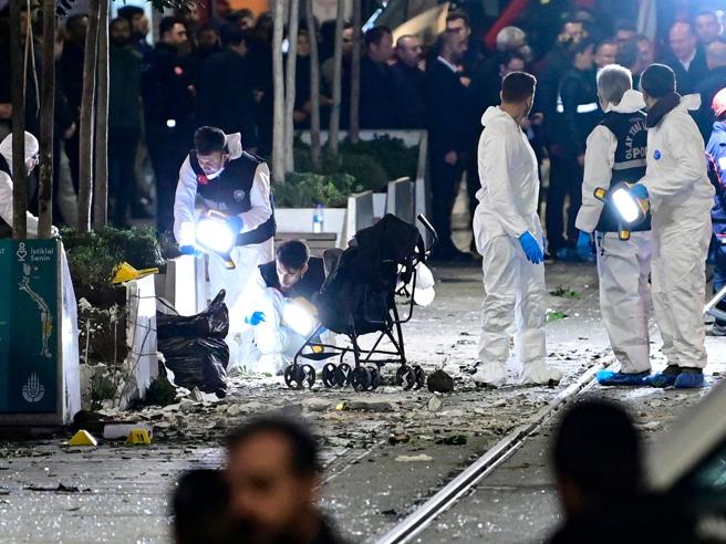 investigatori sulla scena dell'attentato a Istambul. L'attentato in Turchia e l'incontro Usa-Russia ad Ankara