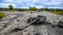 I resti di un tank distrutto negli scontri in Ucraina