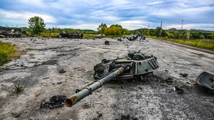I resti di un tank distrutto negli scontri in Ucraina. Ucraina: la vittoria parziale della controffensiva mistica