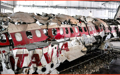 I rottami del DC-9 dell'Italia ricomposti, per le indagini, in un hangar